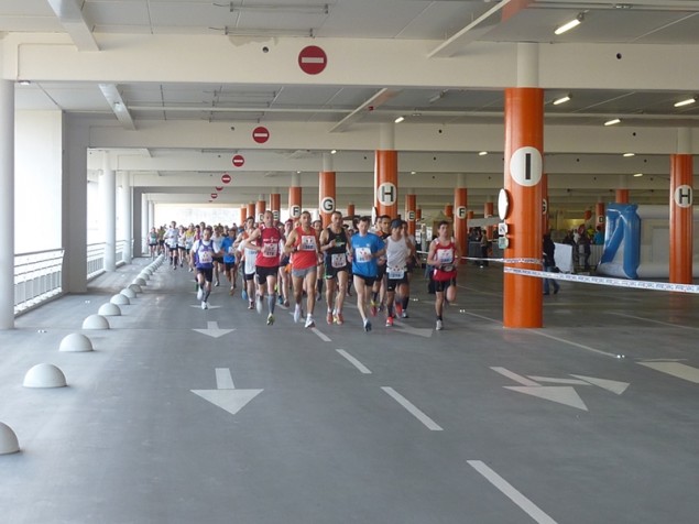 départ de course dans le parking d'Atlantis