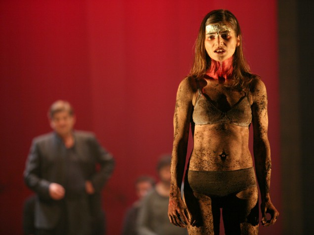 Charlotte Farcey dans le rôle d'Antigone dans Des Femmes