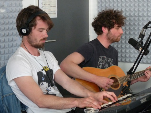 Nico aux claviers et Maëlan à la guitare pour le live de Bantam Lyons