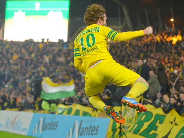 Fernando Aristeguieta devant la Tribune Loire