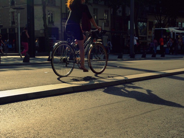 Une cycliste sur la piste cyclabe du Cours des 50 Otages