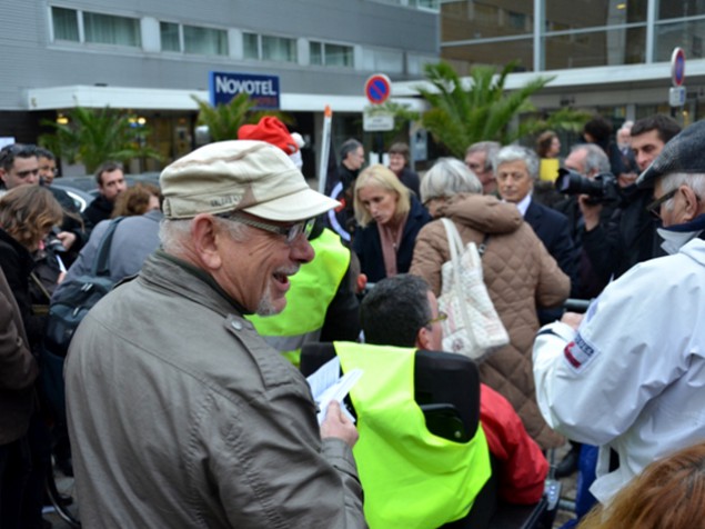 La manifestation devant la cité des congrès