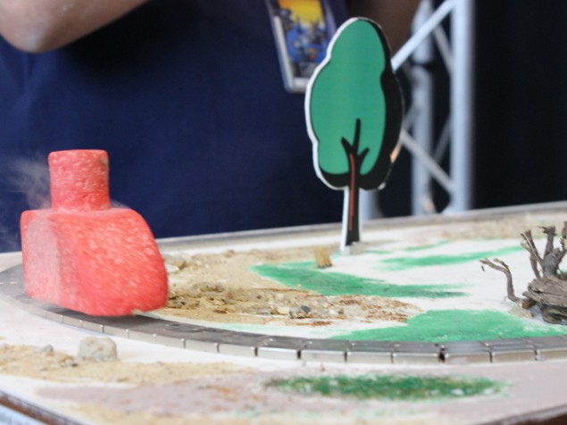 Le petit train supraconducteur au stand du CEA de Grenoble pendant les Utopiales