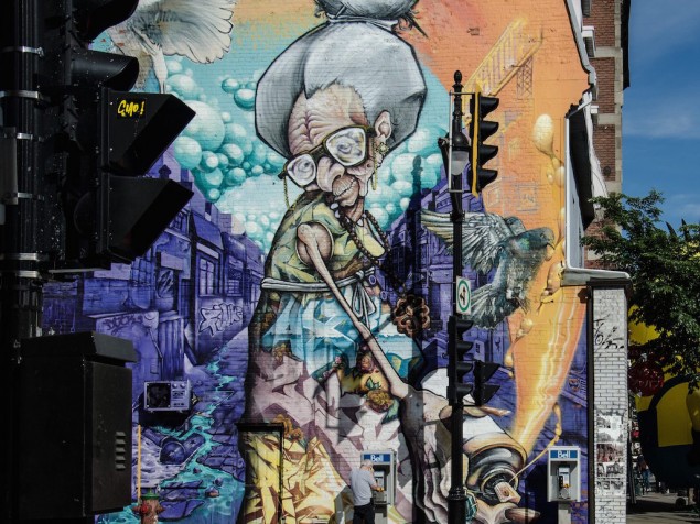 Cette murale, située au bord du boulevard Saint-Laurent, a été réalisé par des artistes du collectif Montréalais A'Shop
