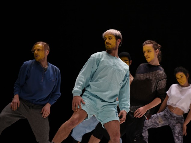Création pour 7 interprètes oscillant entre danses urbaines et danses tribales