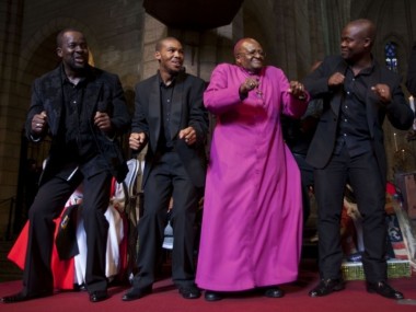 Aux côtés de l'ensemble du Cape Town Opera, Desmond Tutu célèbre le prix Templeton qu'il vient de recevoir