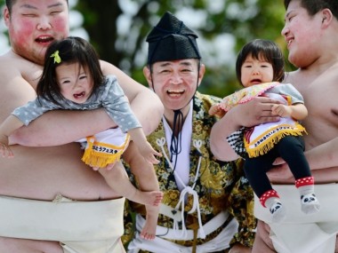 Naki Sumo, le traditionnel concours de bébés pleureurs au Japon