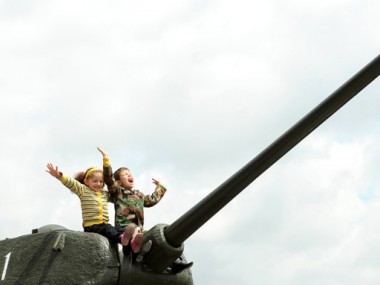 Deux enfants arméniens célébrant le Jour de la Victoire à Erevan le 9 mai dernier