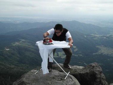 Prendre de la hauteur pour mieux repasser, c'est ça l'extrême ironing