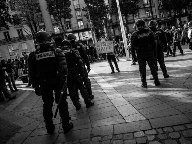 Un manifestant s'oppose aux forces de l'ordre à Nantes