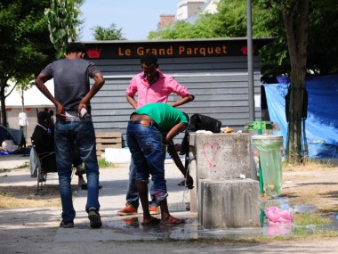 Campement de réfugiés aux Jardins d'Éole à Paris