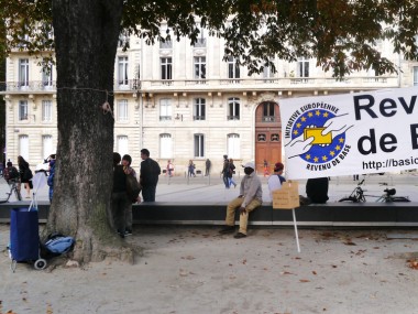 Banderole installée à Bordeaux en faveur de l'initiative européenne pour un revenu de base