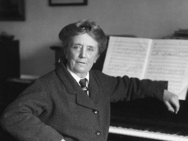 Ethel Smyth au piano