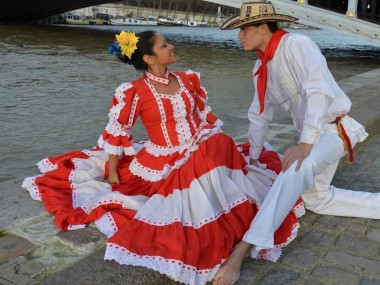 Danseurs de cumbia en costume traditionnel de la côte colombienne caribéenne